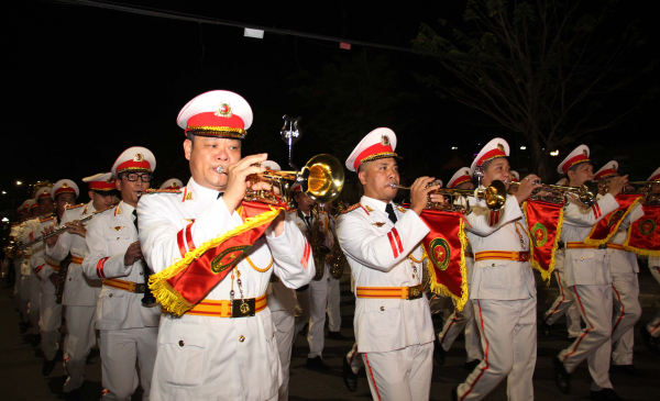 Đặc sắc chương trình nghệ thuật do Đoàn Nghi lễ CAND biểu diễn tại Bến Ninh Kiều -5