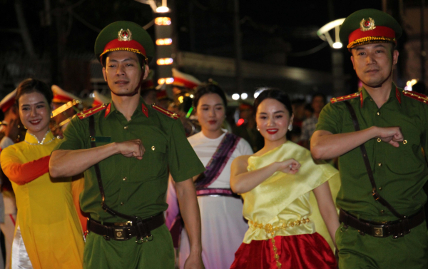 Đặc sắc chương trình nghệ thuật do Đoàn Nghi lễ CAND biểu diễn tại Bến Ninh Kiều -6