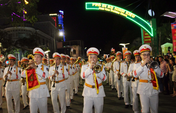 Đặc sắc chương trình nghệ thuật do Đoàn Nghi lễ CAND biểu diễn tại Bến Ninh Kiều -0
