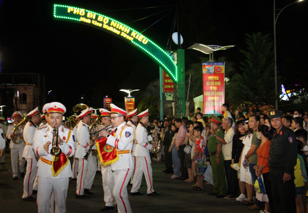 Đặc sắc chương trình nghệ thuật do Đoàn Nghi lễ CAND biểu diễn tại Bến Ninh Kiều -7