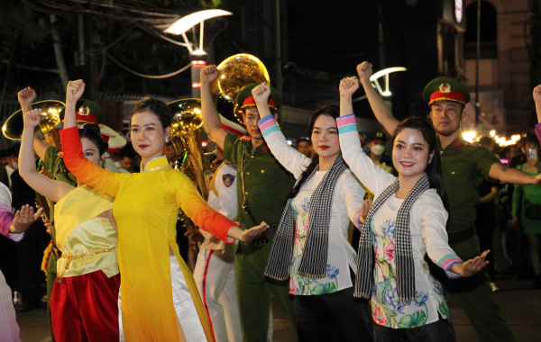 Đặc sắc chương trình nghệ thuật do Đoàn Nghi lễ CAND biểu diễn tại Bến Ninh Kiều -8