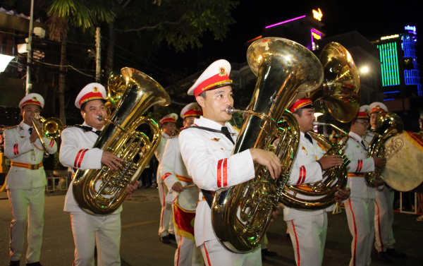 Đặc sắc chương trình nghệ thuật do Đoàn Nghi lễ CAND biểu diễn tại Bến Ninh Kiều -9