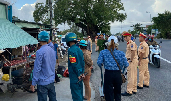 Tháo dỡ công trình lấn chiếm hành lang an toàn giao thông tại “điểm đen” Ngã ba Cây Cốc -0