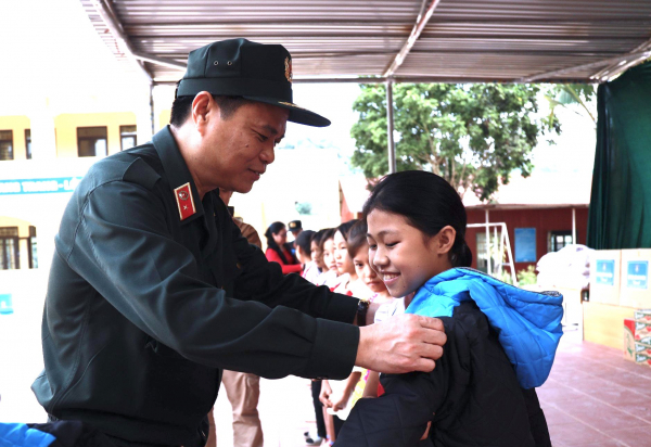 Bộ Tư lệnh CSCĐ dành nguồn lực 700 triệu đồng hỗ trợ xã vùng cao Leng Su Sìn -1