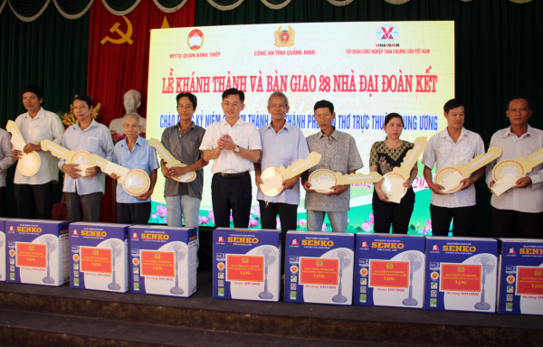 Thiếu tướng Đinh Văn Nơi trao nhà Nhà đoàn kết tặng người dân khó khăn ở Cần Thơ -0