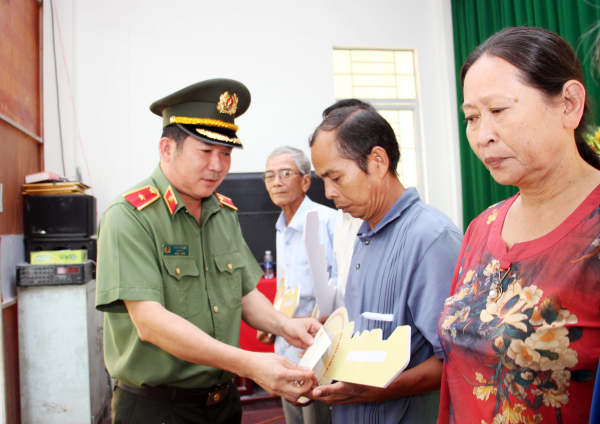 Thiếu tướng Đinh Văn Nơi trao nhà Nhà đoàn kết tặng người dân khó khăn ở Cần Thơ -0