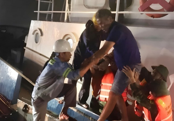 Cứu sống 2 thuyền viên trên tàu hàng bị chìm giữa vùng biển Thừa Thiên Huế -0