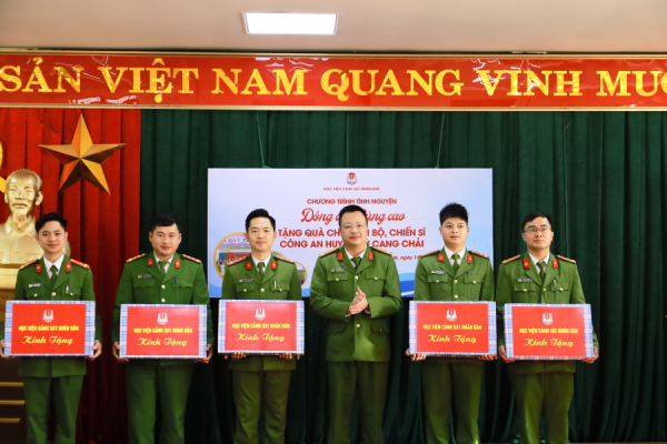 Mang “đông ấm vùng cao” đến cán bộ chiến sĩ Công an và bà con nhân dân Yên Bái -0