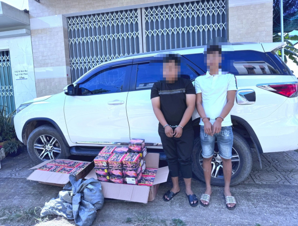 Vận chuyển 52 hộp pháo với cước phí 7,5 triệu đồng -1