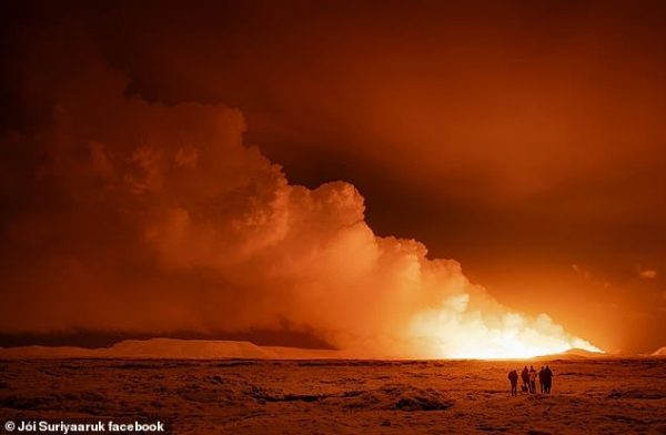 Núi lửa tại Iceland phun trào nhuộm đỏ bầu trời  -0