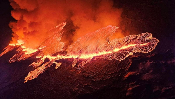 Núi lửa tại Iceland phun trào nhuộm đỏ bầu trời  -1