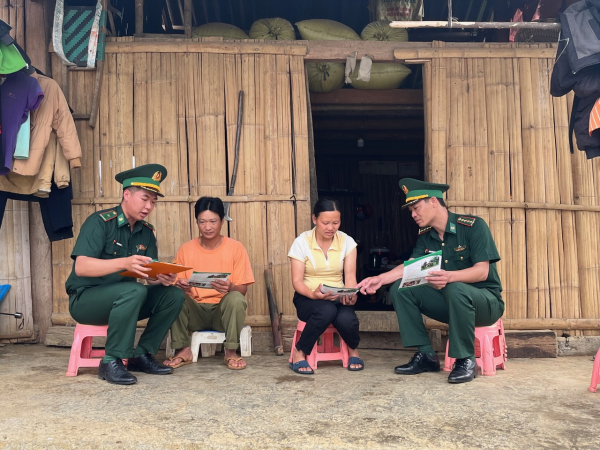 can bo bien phon g lào cai đến từng hộ gia đình đểtuyen truyen.jpeg -0