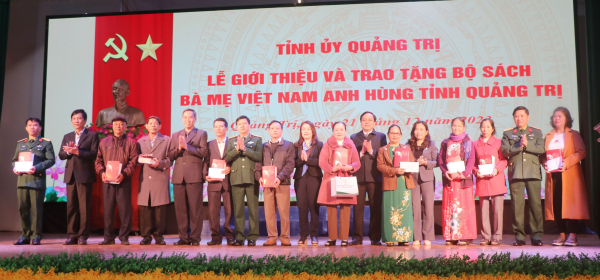 Ra mắt bộ sách Bà mẹ Việt Nam anh hùng tỉnh Quảng Trị   -0