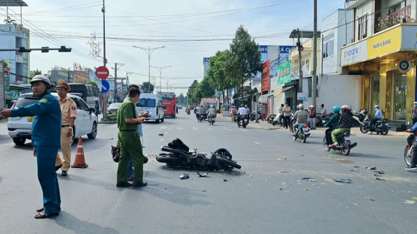  Tông vào hông xe tải qua đường, nam thanh niên đi xe máy chết tại chỗ -2