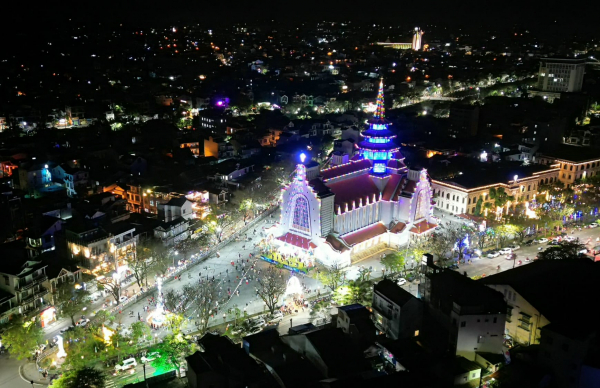 Hàng nghìn người dân xứ Huế đến nhà thờ đón Giáng sinh -0