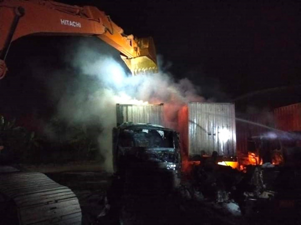 4 xe container bị thiêu trụi trong vụ cháy lúc rạng sáng -0