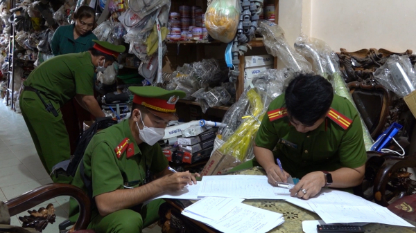 Khám xét nơi ở và cơ sở buôn bán hóa chất liên quan vụ khai thác vàng trái phép tại Bình Thuận -0