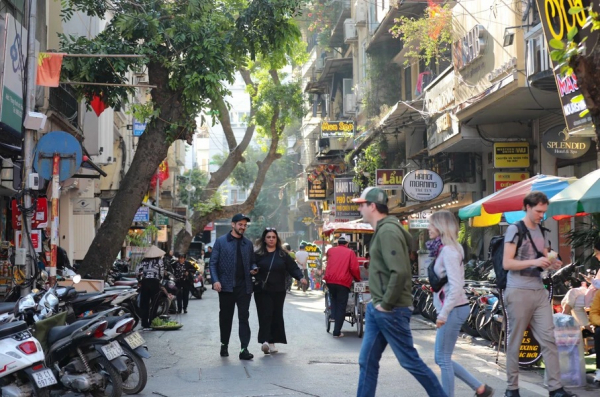 Hanoi Old Quarter remains popular destination for international visitors -2