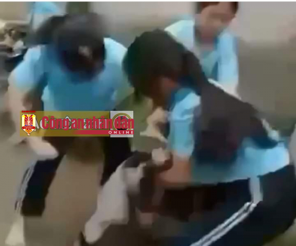 Bé gái o83 Bạc Liêu bị nhiều học sinh đánh đập dã man  -0