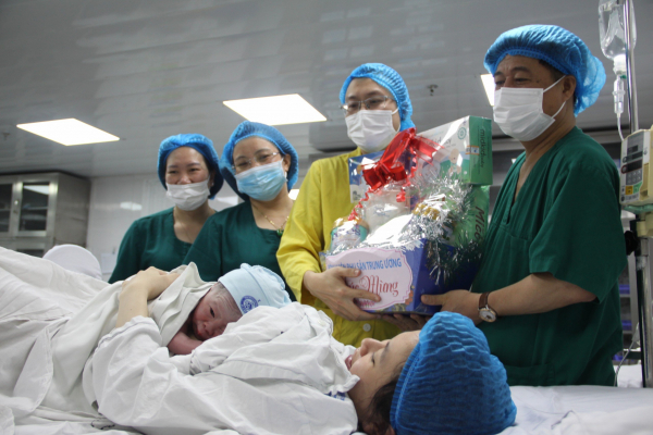 Công dân nhí đầu tiên của năm 2024 chào đời ở Hà Nội -0