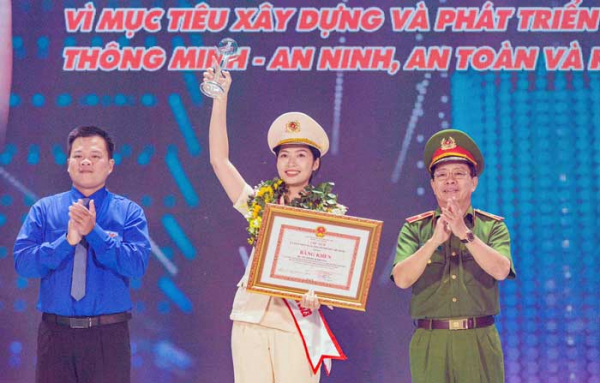 Nữ Đại úy Công an được tuyên dương 