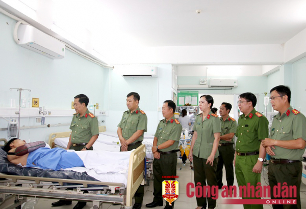 Lãnh đạo Công an tỉnh An Giang thăm cán bộ Công an bị thương khi làm nhiệm vụ -0