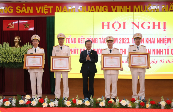 Công an tỉnh Quảng Ninh lần thứ 4 liên tiếp vinh dự được Chính phủ tặng cờ “Đơn vị xuất sắc trong phong trào thi đua” -0