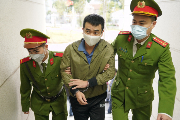 Những hình ảnh đầu tiên trong ngày đầu xét xử đại án kit test Việt Á  -0