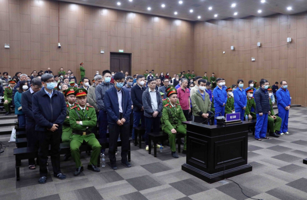 Dẫn giải các bị cáo trong đại án Việt Á đến tòa -0
