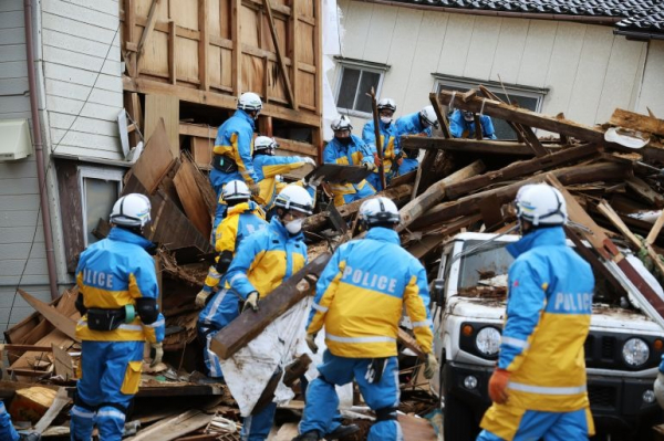 Chạy đua với thời gian tìm người sống sót sau thảm họa động đất Nhật Bản -0