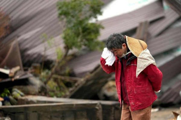 Chạy đua với thời gian tìm người sống sót sau thảm họa động đất Nhật Bản  -0