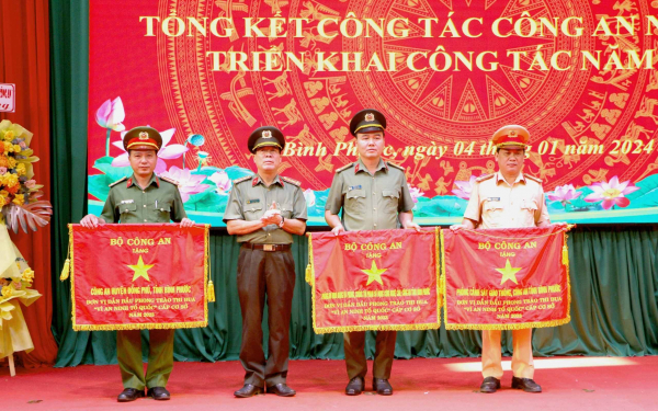 Công an tỉnh Bình Phước được tặng Cờ thi đua của Chính phủ sau 26 năm tái lập -0