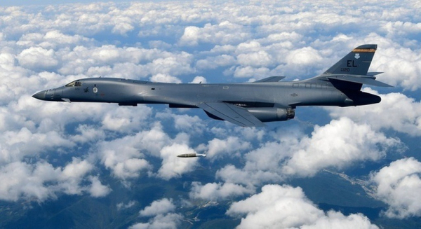 Oanh tạc cơ B-1B Lancer giá gần 300 triệu USD của Mỹ rơi -0