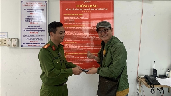 Du khách nước ngoài viết thư cảm ơn Công an Đà Nẵng giúp tìm lại tài sản bị mất -0