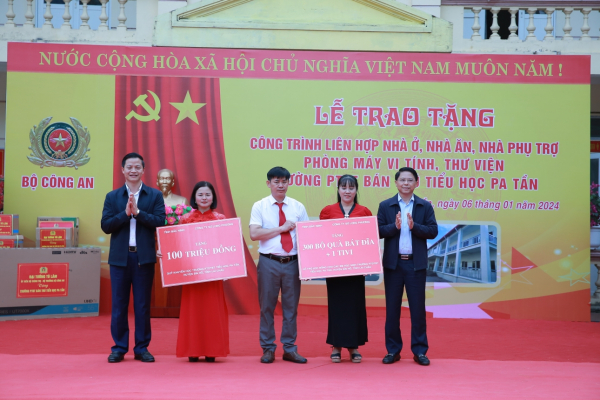 Bộ Công an trao tặng Công trình liên hợp nhà ở cho Trường PTDT Bán trú Tiểu học Pa Tần, Lai Châu -0