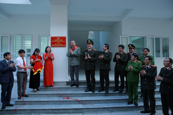 Bộ Công an trao tặng Công trình liên hợp nhà ở cho Trường PTDT Bán trú Tiểu học Pa Tần, Lai Châu -0