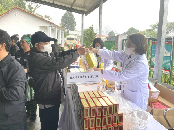 Khám bệnh, cấp phát thuốc miễn phí và trao quà cho 200 người nghèo tại xã Suối Giàng -0