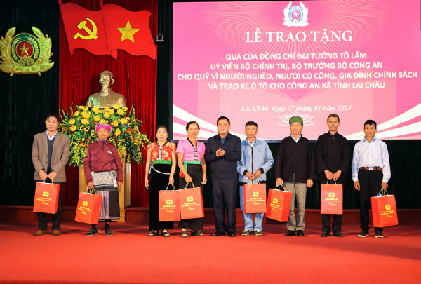 Trao quà của Bộ trưởng Tô Lâm cho người có công và gia đình chính sách; trao xe cho lực lượng Công an xã -0