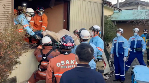 Nhật Bản giải cứu cụ bà 90 tuổi mắc kẹt 5 ngày do động đất -0