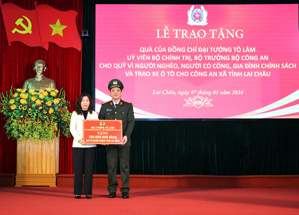 Trao quà của Bộ trưởng Tô Lâm cho người có công và gia đình chính sách; trao xe cho lực lượng Công an xã -0