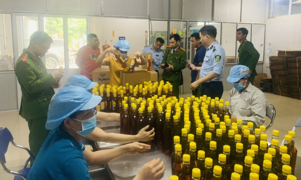 Phát hiện trên 11.000 chai mật ong có dấu hiệu là hàng giả tại Vĩnh Phúc, Bắc Ninh -0