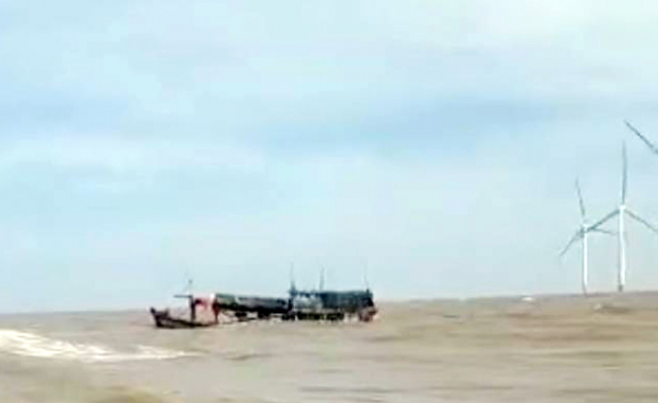 Kịp thời ứng cứu 19 ngư dân gặp nạn tại vùng biển Bến Tre  -0