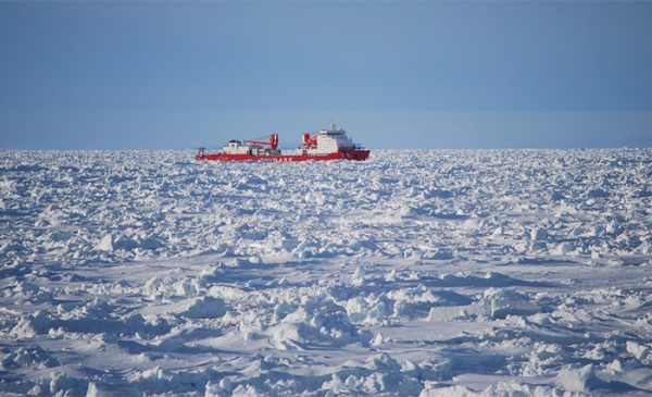 Sóng ngầm dữ dội dưới lớp băng tan ở Bắc Cực -0