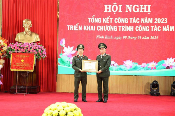 Ninh Binh provincial police reviews task performance -0