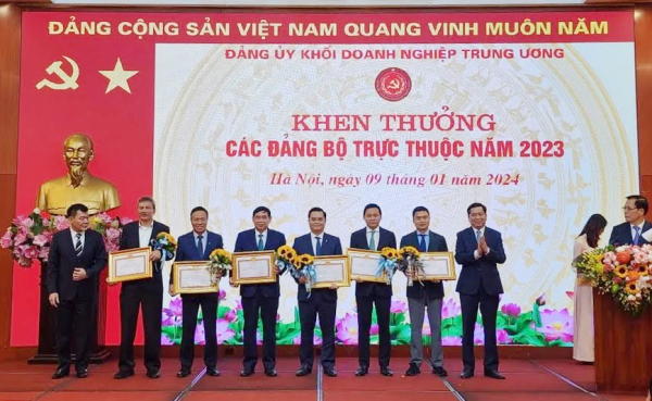 Đảng bộ Vietcombank nhận Bằng khen “hoàn thành xuất sắc nhiệm vụ” năm 2023 của Đảng ủy Khối Doanh nghiệp Trung ương -0