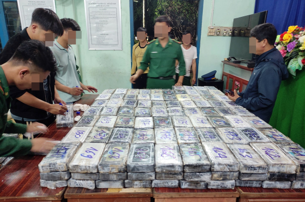 Phát hiện 288 gói nghi chứa ma túy ở bờ biển Quảng Ngãi -0