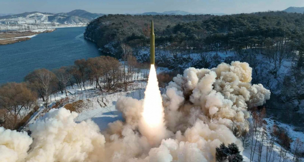 Triều Tiên thử nghiệm tên lửa siêu thanh nhiên liệu rắn  -0