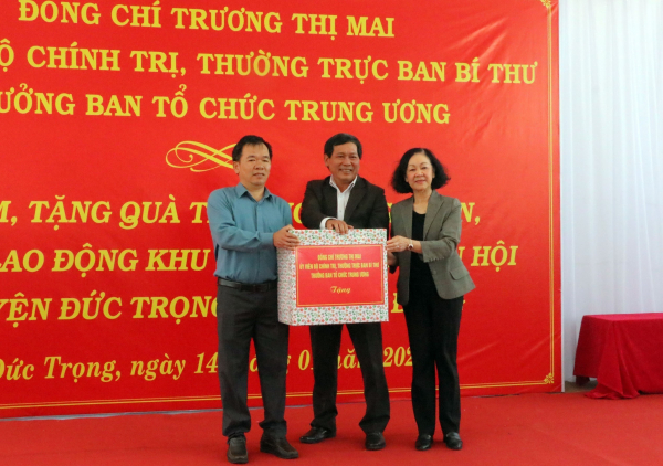 Đồng chí Trương Thị Mai tặng quà Tết công nhân, người lao động KCN Phú Hội -0