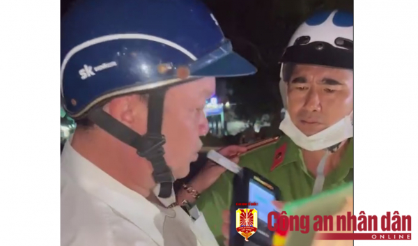Người đàn ông tự xưng là cán bộ Tòa án khi bị kiểm tra nồng độ cồn, hiện đang làm bảo vệ tại Bình Dương -0