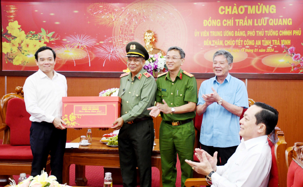 Phó Thủ tướng Chính phủ Trần Lưu Quang thăm, chúc Tết Công an tỉnh Trà Vinh -0